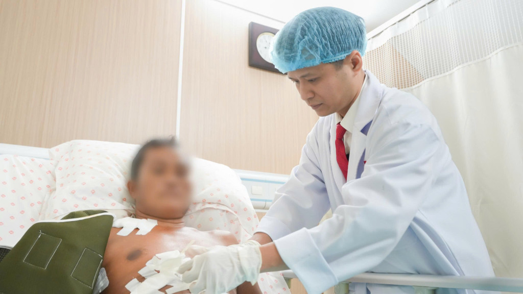 Người đàn ông vỡ gan, gãy 7 xương sườn sau cú ngã 3 m