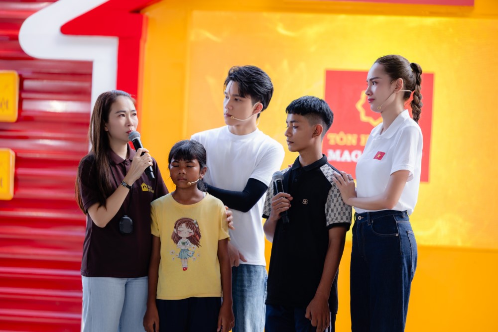 Hai anh em Raglai vừa học vừa làm chăm mẹ ung thư khiến Thanh Thảo và Lê Hoàng Phương bật khóc nức nở