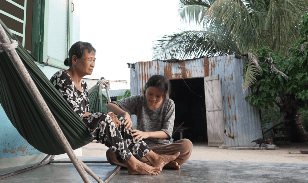 Trần Ngọc Vàng bật khóc trước người mẹ hơn 10 năm chỉ có thể chạm tay để cảm nhận gương mặt con