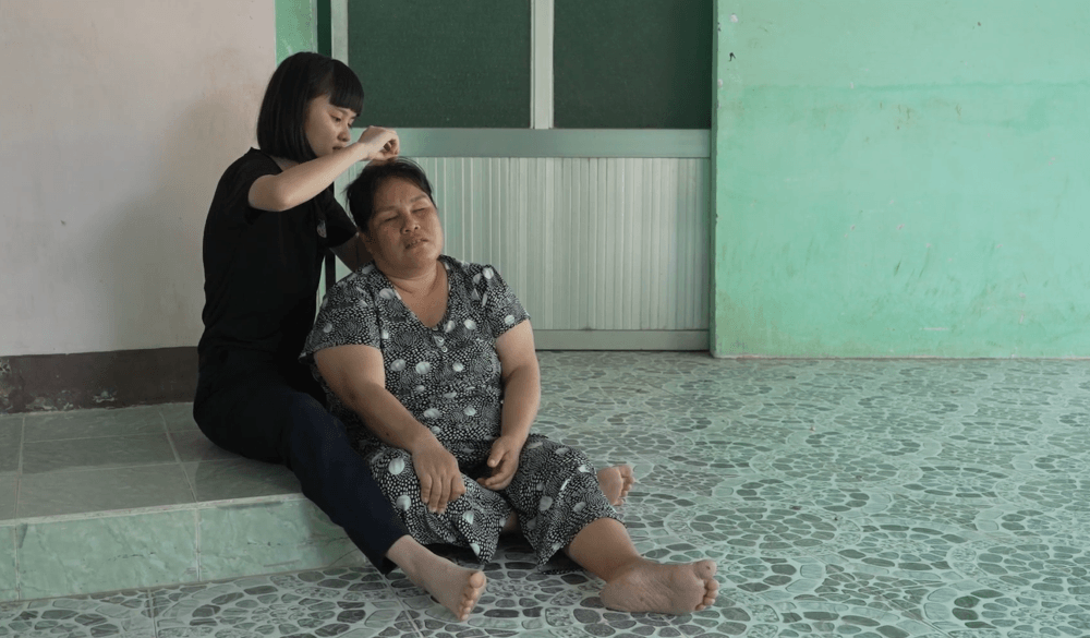 Trần Ngọc Vàng bật khóc trước người mẹ hơn 10 năm chỉ có thể chạm tay để cảm nhận gương mặt con