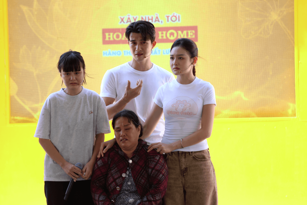 Trần Ngọc Vàng bật khóc trước người mẹ hơn 10 năm chỉ có thể chạm tay để cảm nhận gương mặt con