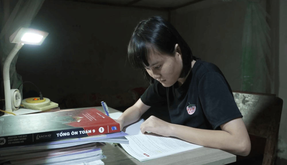Trần Ngọc Vàng bật khóc trước người mẹ hơn 10 năm chỉ có thể chạm tay để cảm nhận gương mặt con