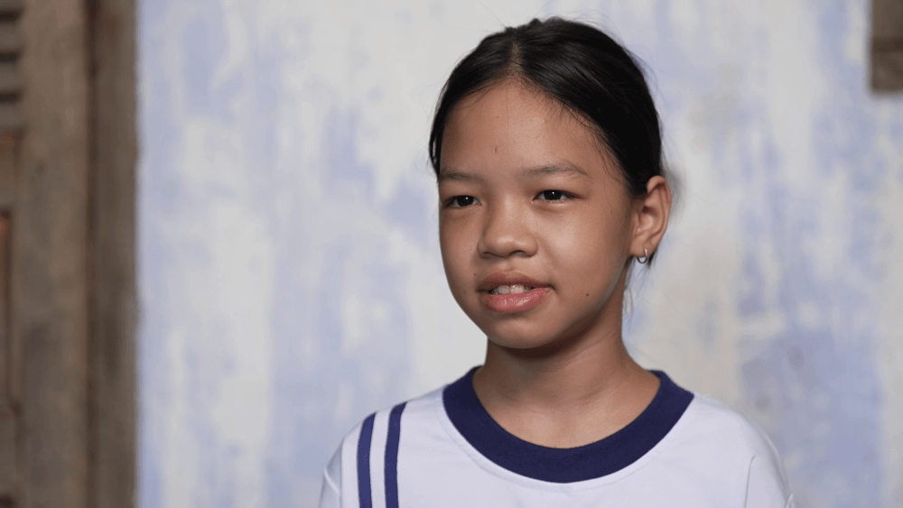 Hai anh em Raglai vừa học vừa làm chăm mẹ ung thư khiến Thanh Thảo và Lê Hoàng Phương bật khóc nức nở