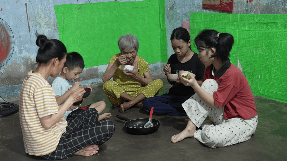 Hai anh em Raglai vừa học vừa làm chăm mẹ ung thư khiến Thanh Thảo và Lê Hoàng Phương bật khóc nức nở