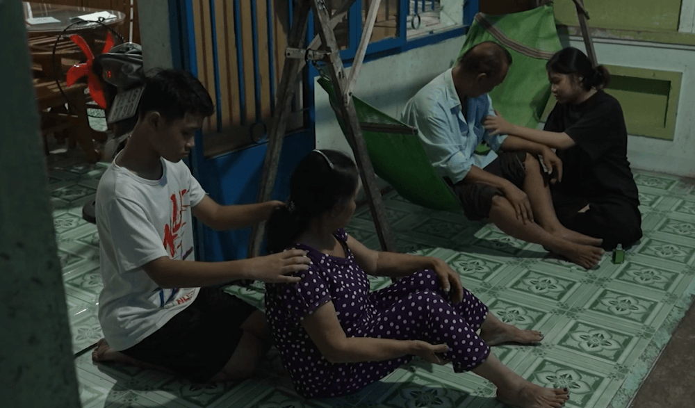 Trương Quỳnh Anh bật khóc khi hai chị em mồ côi chỉ ước một bữa cơm có đủ cha mẹ