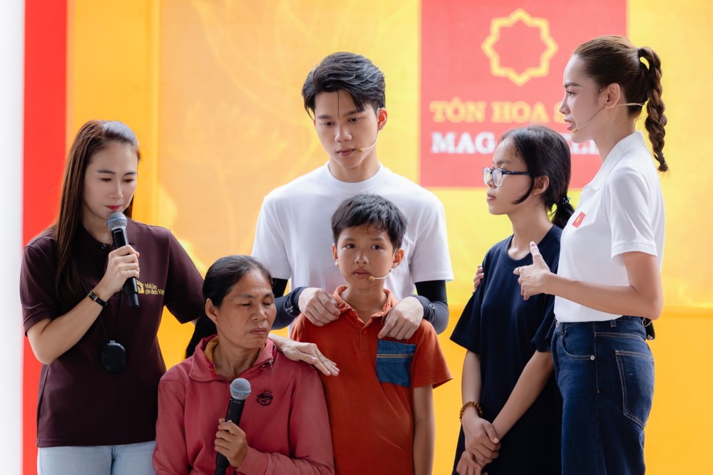 Lê Hoàng Phương, Thành Đạt lấm lem bột mì khi hết mình đồng hành cùng các em nhỏ mồ côi
