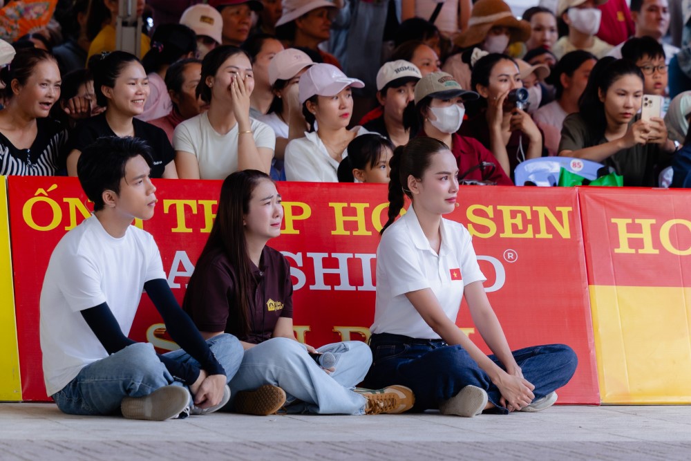 Hai anh em Raglai vừa học vừa làm chăm mẹ ung thư khiến Thanh Thảo và Lê Hoàng Phương bật khóc nức nở