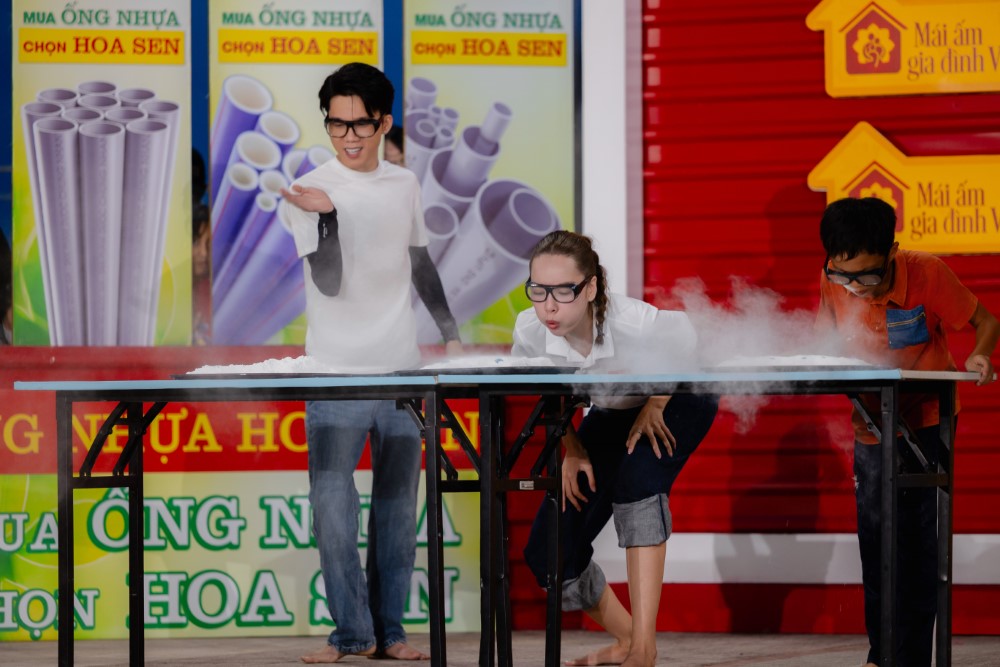 Lê Hoàng Phương, Thành Đạt lấm lem bột mì khi hết mình đồng hành cùng các em nhỏ mồ côi
