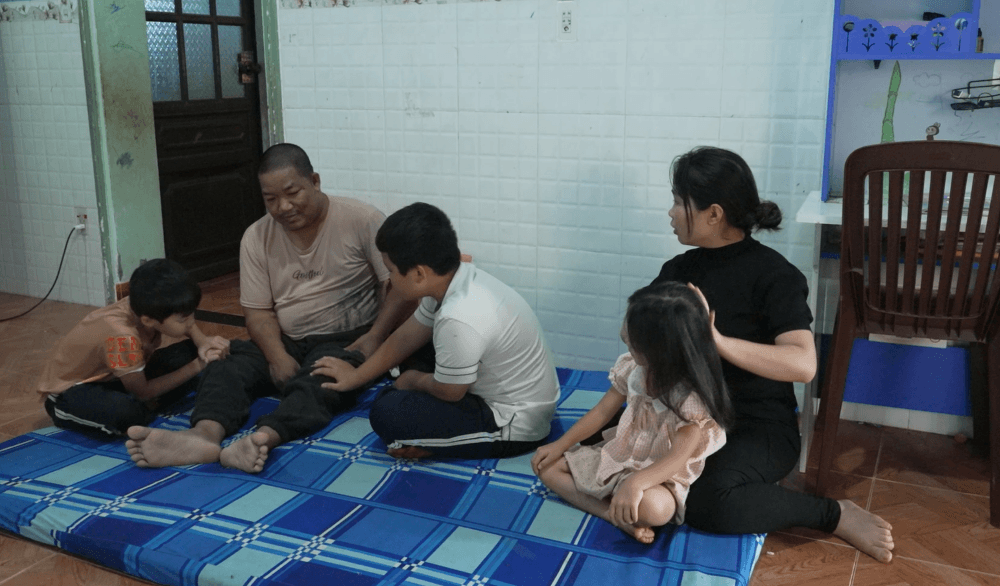 Ốc Thanh Vân, Trần Ngọc Vàng, Thùy Anh bật khóc trước cậu bé 14 tuổi sớm gánh vác gia đình