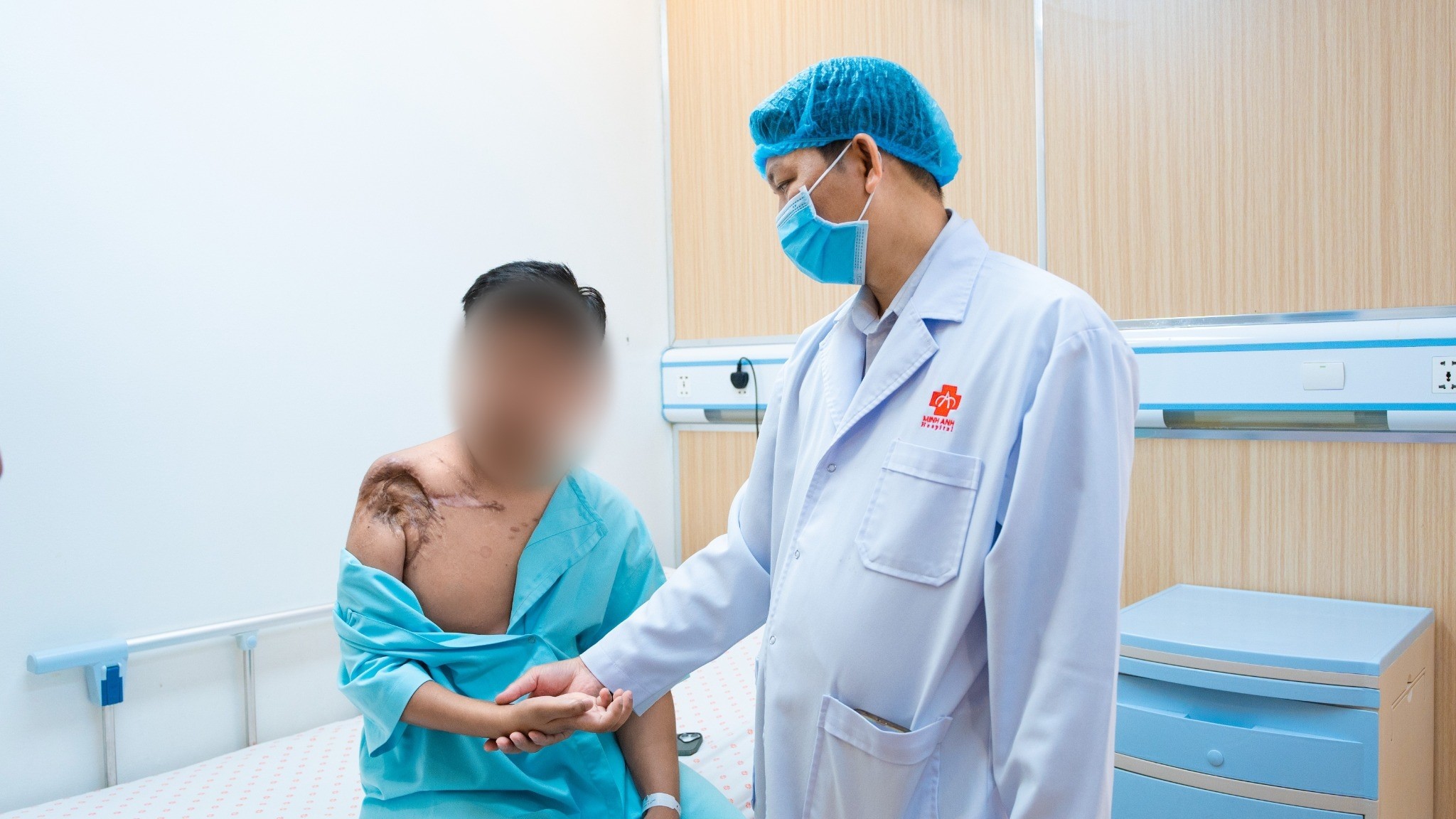 8 giờ chuyển cơ từ đùi lên cánh tay, nối mạch máu và thần kinh cho bệnh nhân liệt tay
