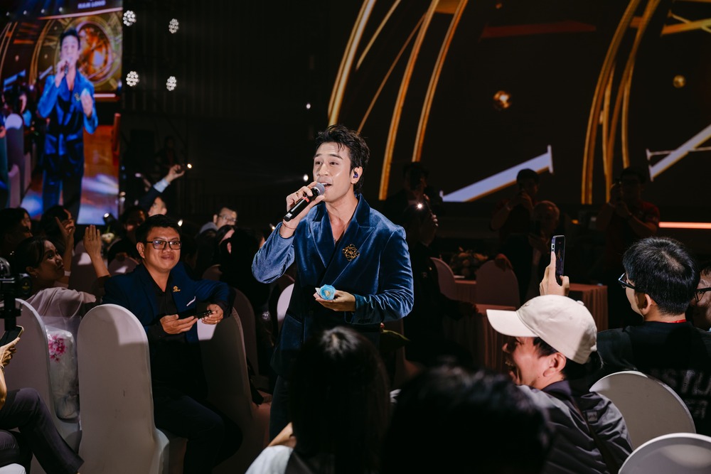 Dương Edward “dát vàng lỗ tai” khán giả với màn hát live tiếng Anh cực đã
