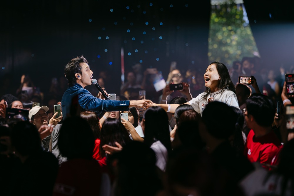 Dương Edward “dát vàng lỗ tai” khán giả với màn hát live tiếng Anh cực đã