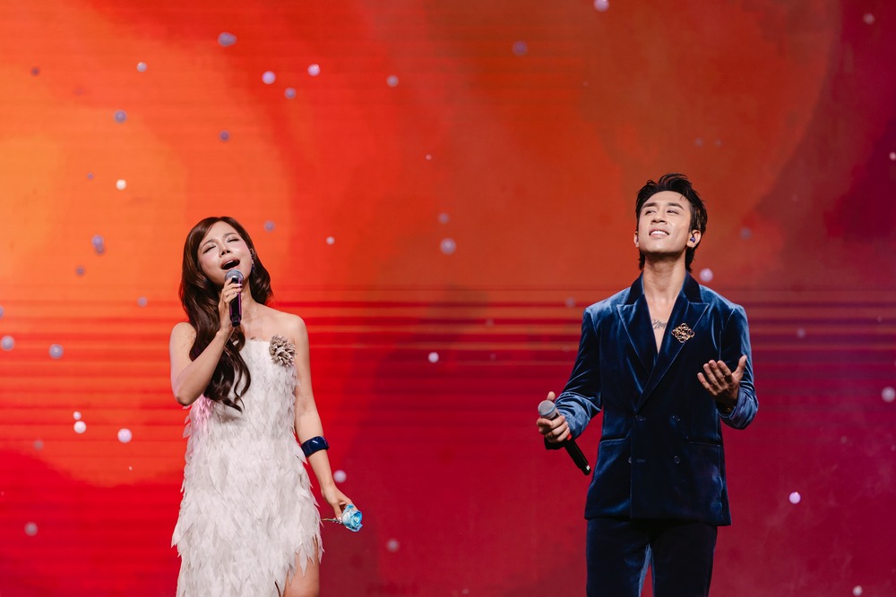 Dương Edward “dát vàng lỗ tai” khán giả với màn hát live tiếng Anh cực đã