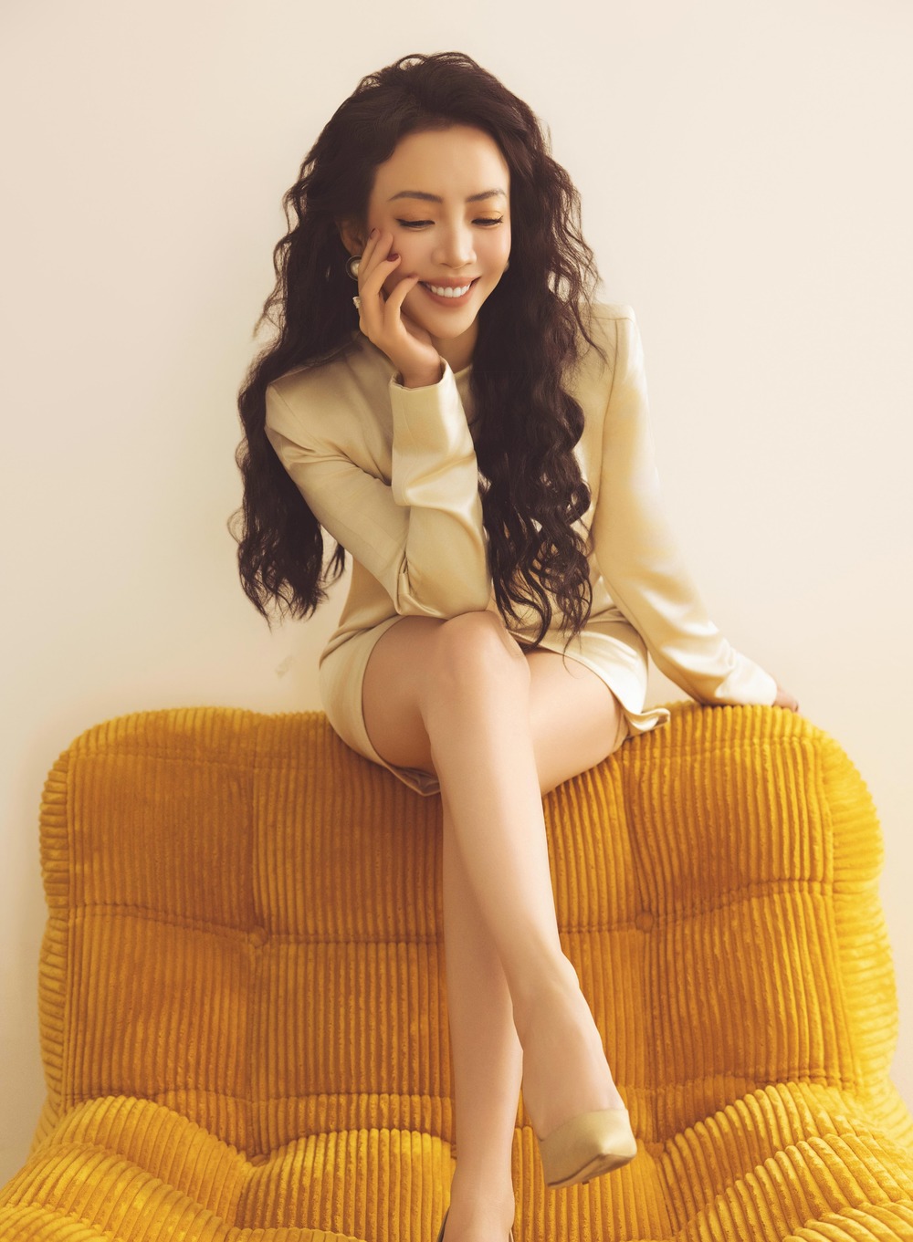 Thu Trang đón tuổi 42, hé lộ màn trở lại của “Chị Mười Ba”
