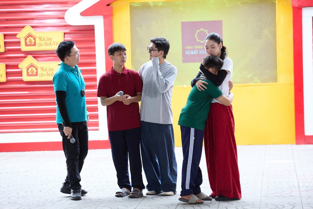 MC Đại Nghĩa, Á hậu Mâu Thủy cùng dàn nghệ sĩ xúc động trong ngày ghi hình đầu tiên chương trình “Mái ấm gia đình Việt” tại Vĩnh Long