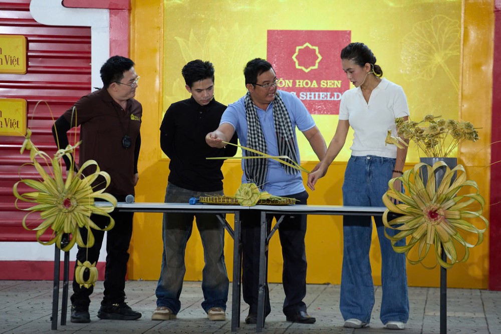MC Đại Nghĩa, Á hậu Mâu Thủy cùng dàn nghệ sĩ xúc động trong ngày ghi hình đầu tiên chương trình “Mái ấm gia đình Việt” tại Vĩnh Long