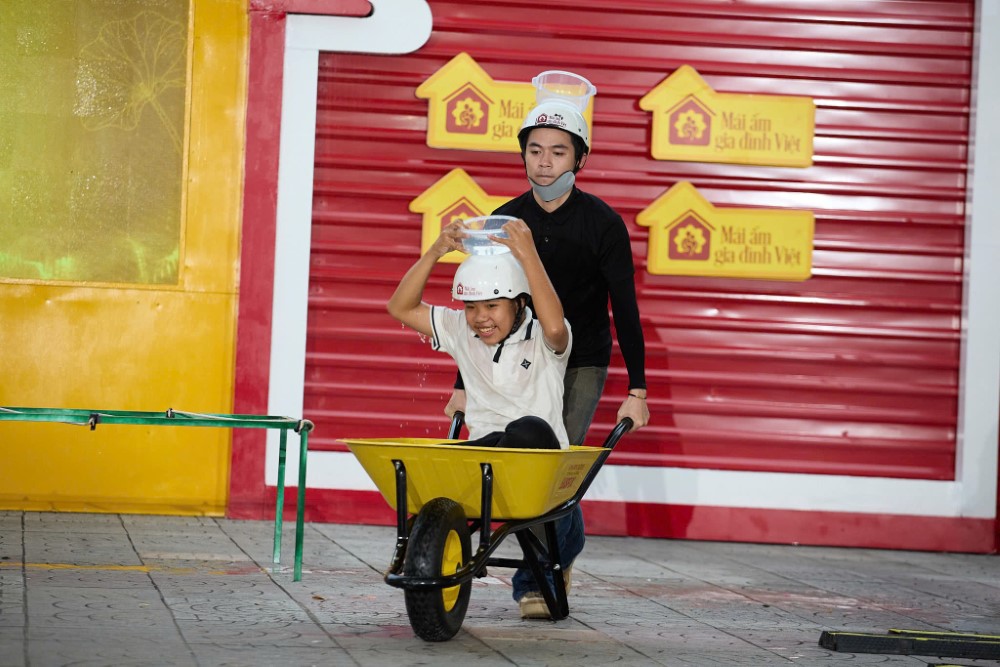 MC Đại Nghĩa, Á hậu Mâu Thủy cùng dàn nghệ sĩ xúc động trong ngày ghi hình đầu tiên chương trình “Mái ấm gia đình Việt” tại Vĩnh Long