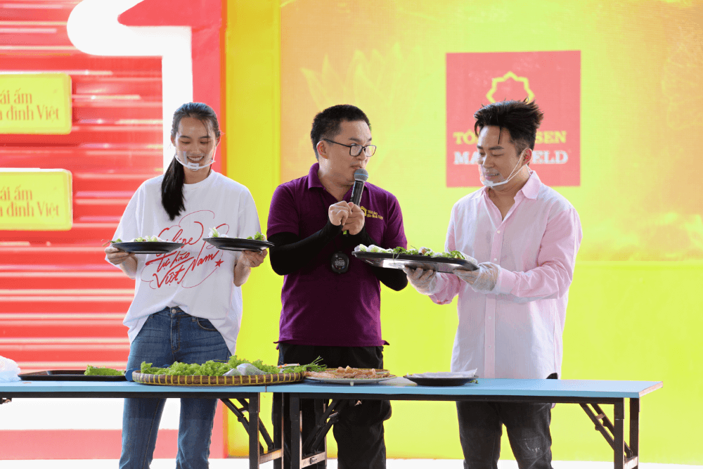 Cô bé 17 tuổi không có cha, mẹ bỏ mặc đã tự lập sau khi bà mất khiến Đại Nghĩa, Tùng Dương xúc động