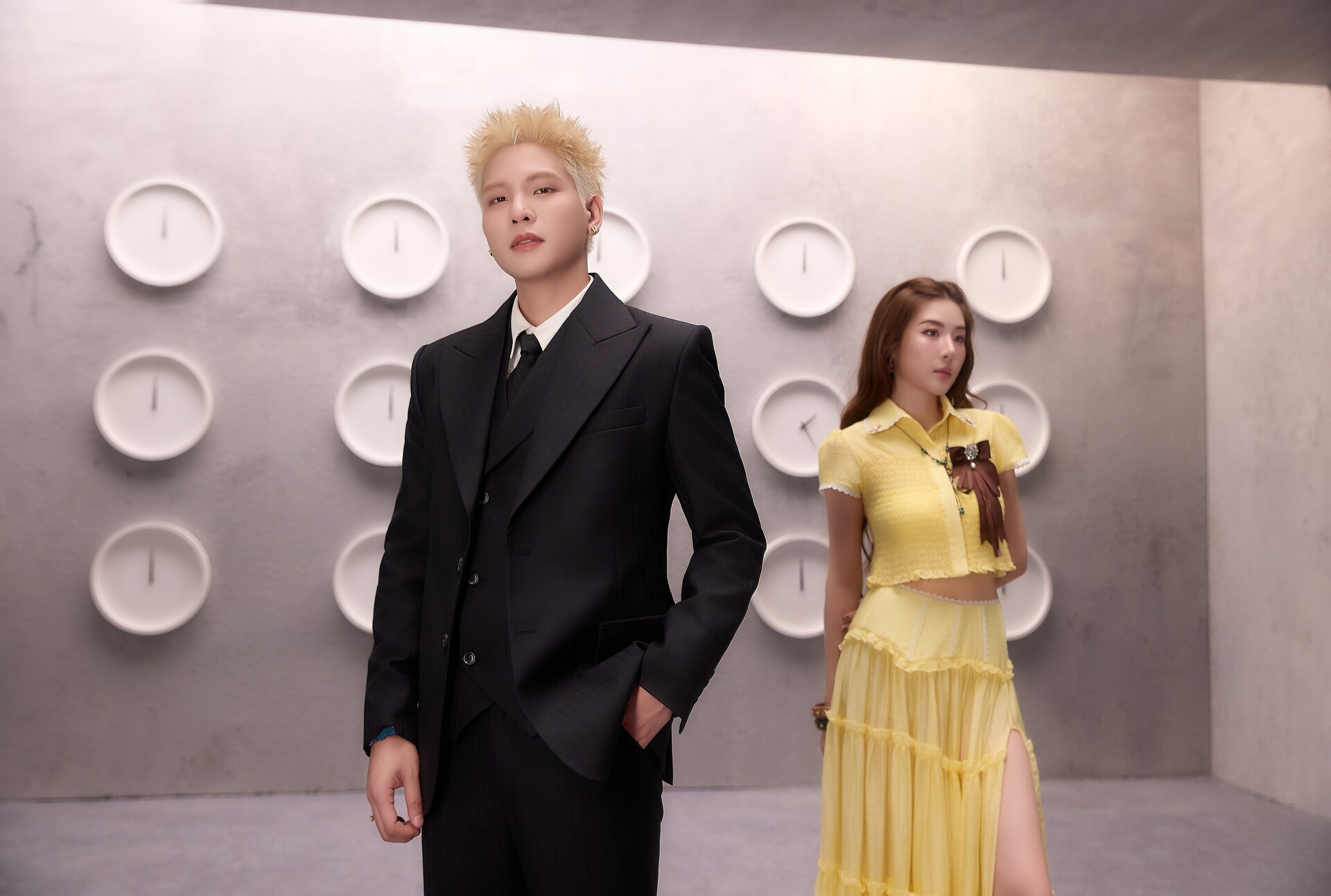 Lê Khanh diện váy cưới, xuất hiện bên Quân A.P trong Running Man Vietnam