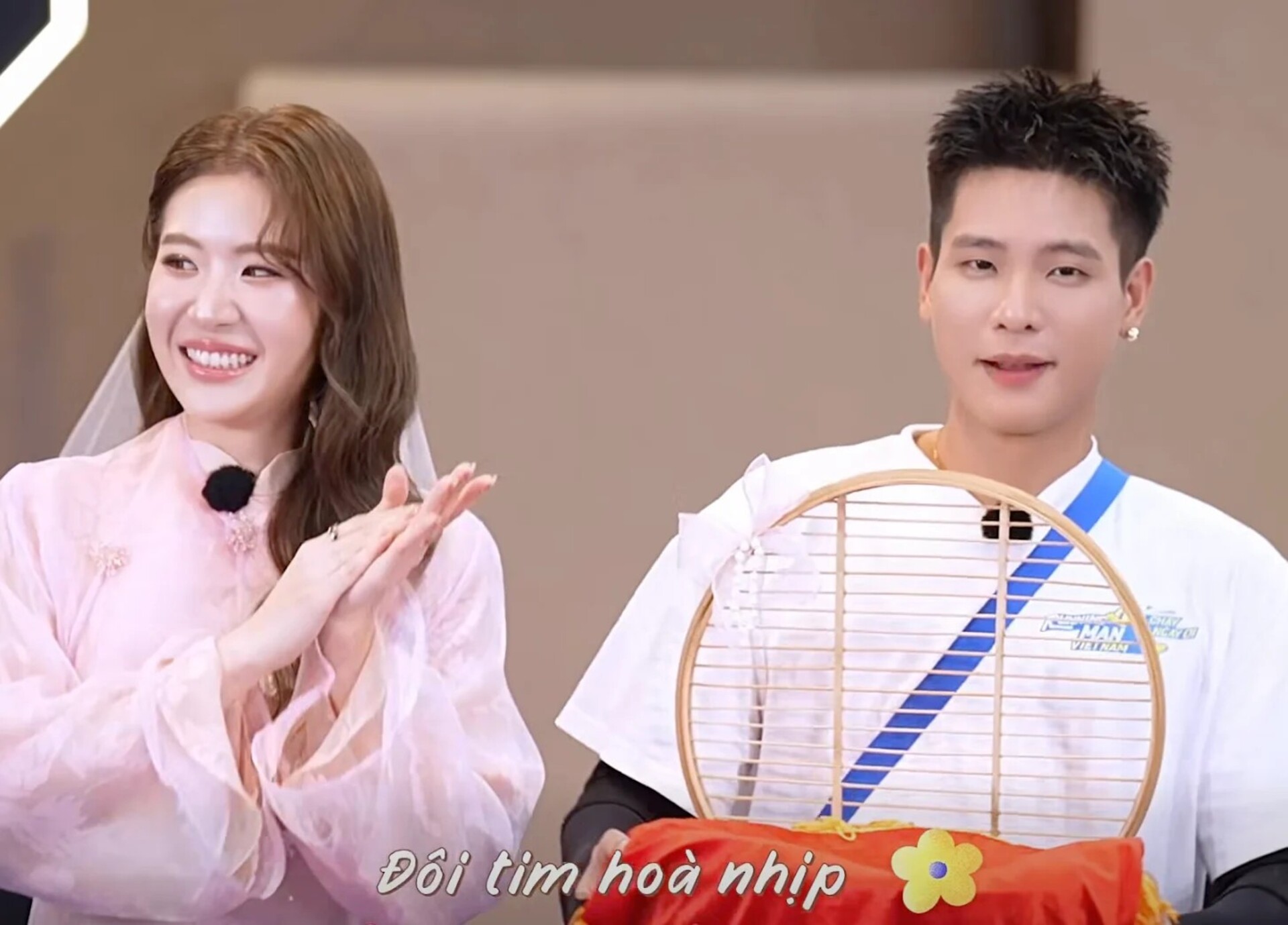 Lê Khanh diện váy cưới, xuất hiện bên Quân A.P trong Running Man Vietnam