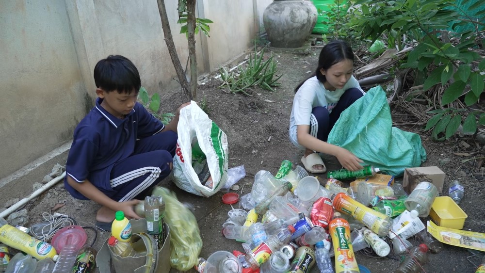 MC Đại Nghĩa, ca sĩ Đạt Long Vinh và á hậu Mâu Thủy xót xa trước những mảnh đời bất hạnh tại Mái ấm gia đình Việt