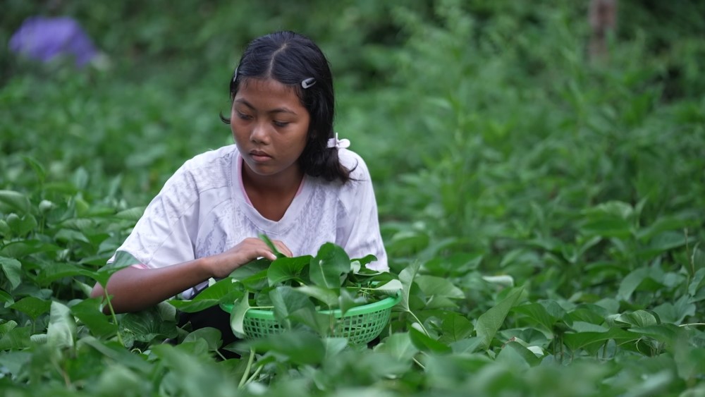 Lâm Vỹ Dạ khóc nức nở trước bé gái 12 tuổi có cha nằm một chỗ, mẹ bị bại liệt