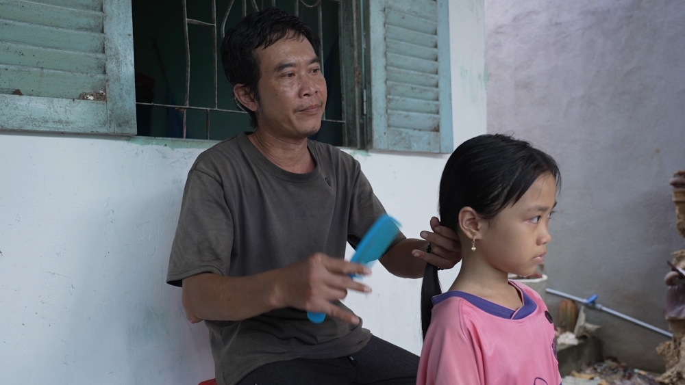 Mái ấm gia đình Việt: Sam nghẹn ngào nhớ tuổi thơ thiếu vắng cha từ sớm