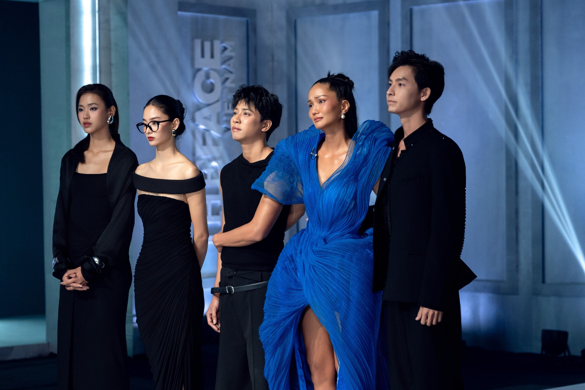 Võ Hoàng Yến ngất xỉu, H’Hen Niê bật khóc trước quyết định loại hai thí sinh của Anh Thư