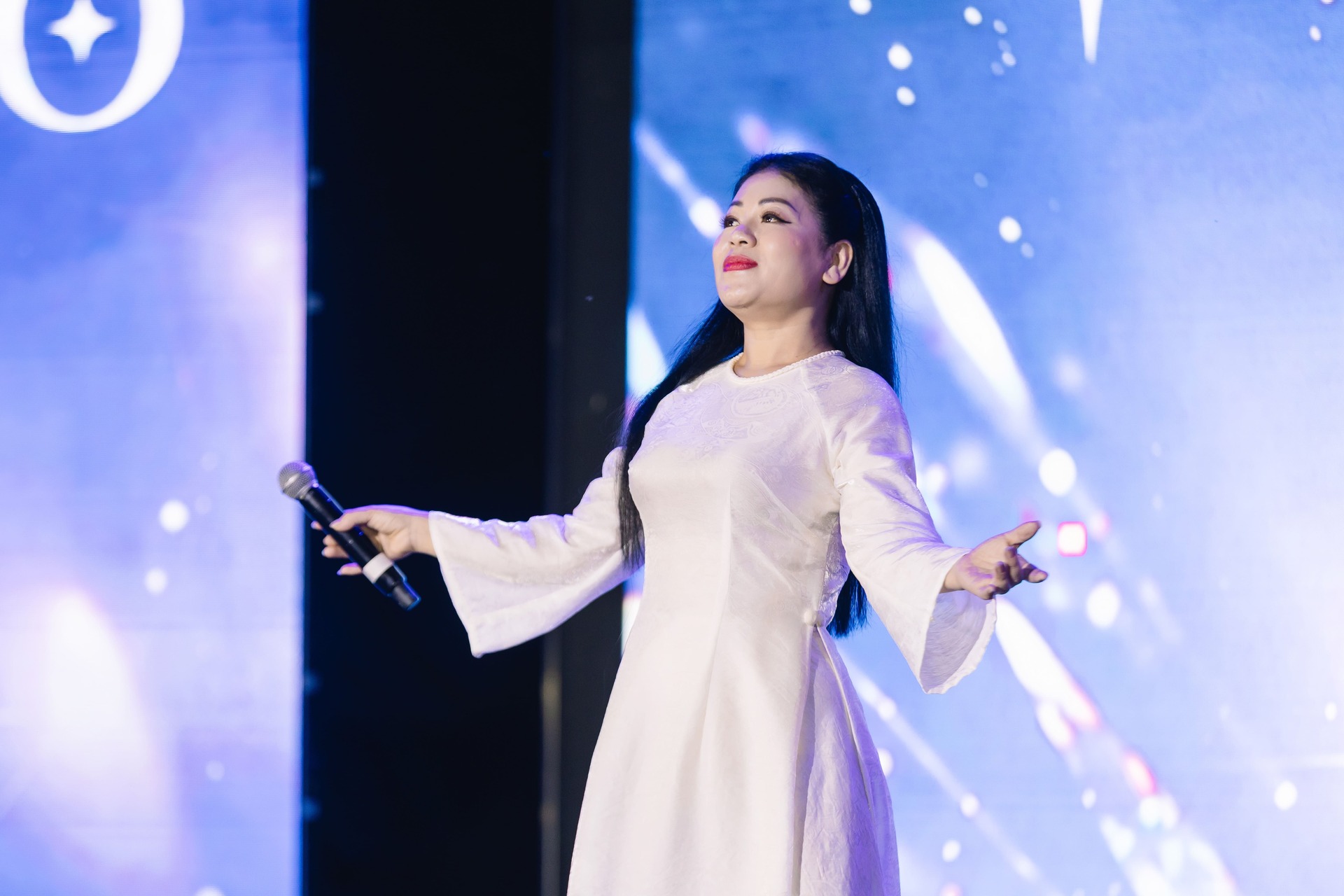 Quân A.P gây chú ý với mái tóc bạch kim, Double2T cá tính trên sân khấu Starbound – Ignite Your Future