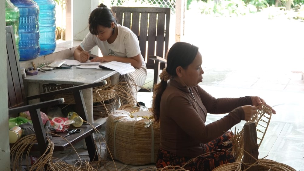 Lâm Vỹ Dạ khóc nức nở trước bé gái 12 tuổi có cha nằm một chỗ, mẹ bị bại liệt