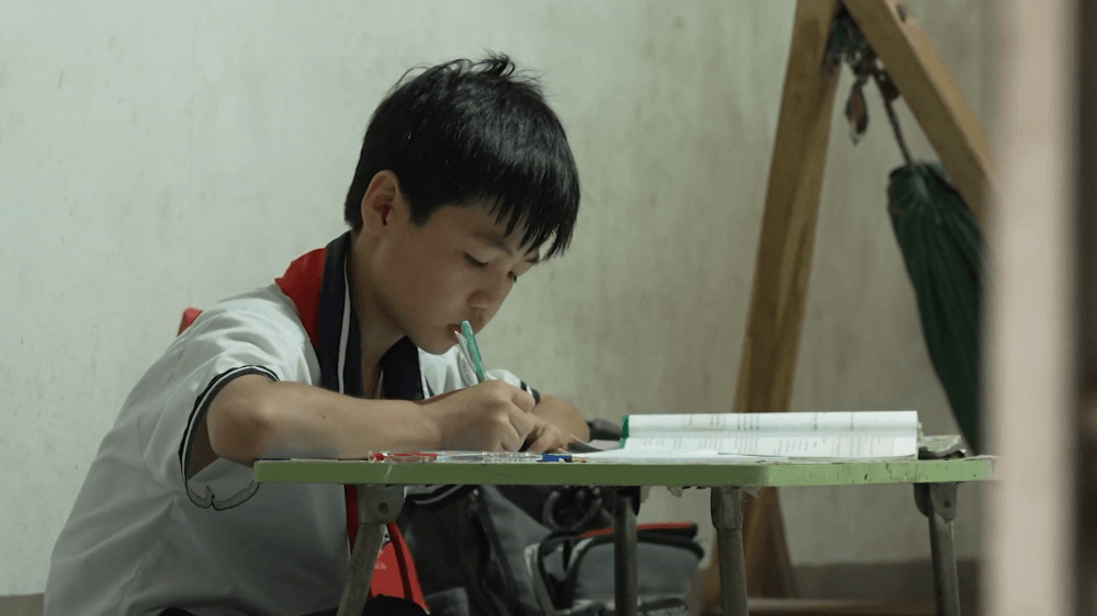 Đoàn Minh Anh bật khóc khi cậu bé mồ côi nhắc về cha mẹ, Phát Huy T4 xúc động trước nghị lực của em