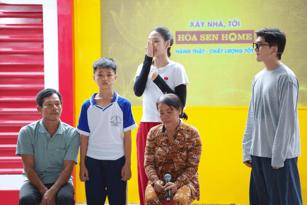 Đoàn Minh Anh bật khóc khi cậu bé mồ côi nhắc về cha mẹ, Phát Huy T4 xúc động trước nghị lực của em