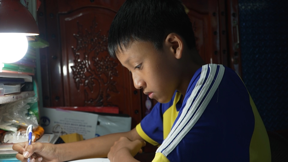 MC Thanh Thảo bật khóc trước cậu bé lớp 9 chăm mẹ ung thư giai đoạn cuối, thức giấc giữa đêm vì sợ mất mẹ
