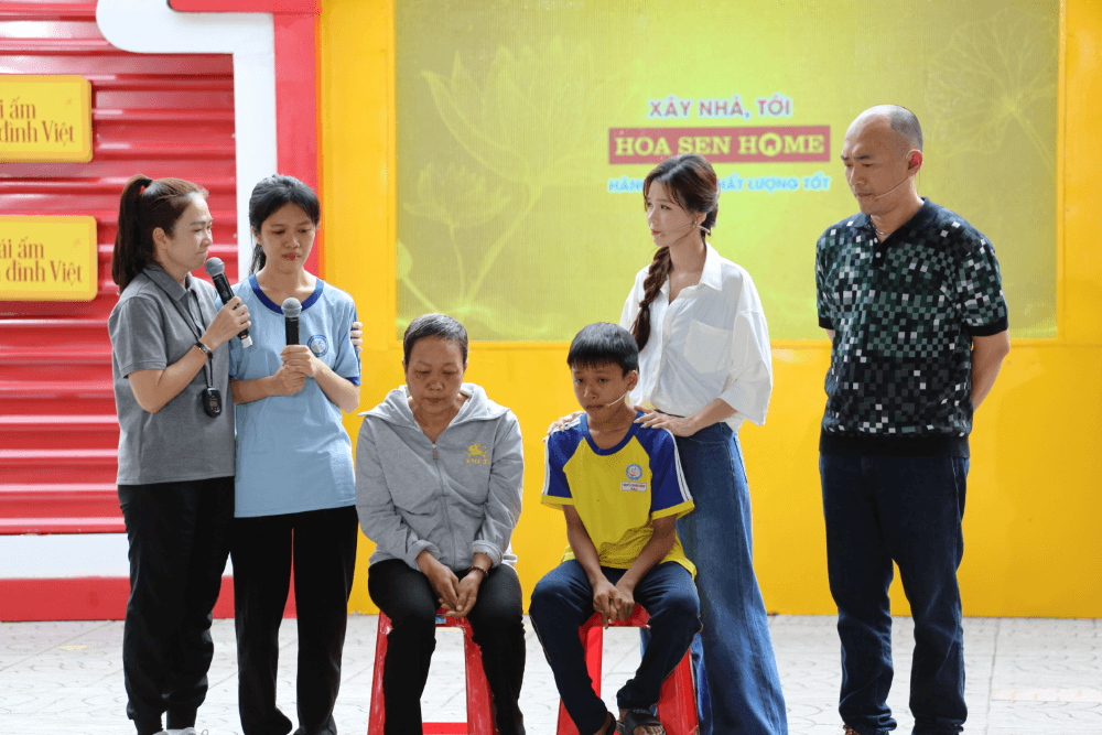 MC Thanh Thảo bật khóc trước cậu bé lớp 9 chăm mẹ ung thư giai đoạn cuối, thức giấc giữa đêm vì sợ mất mẹ