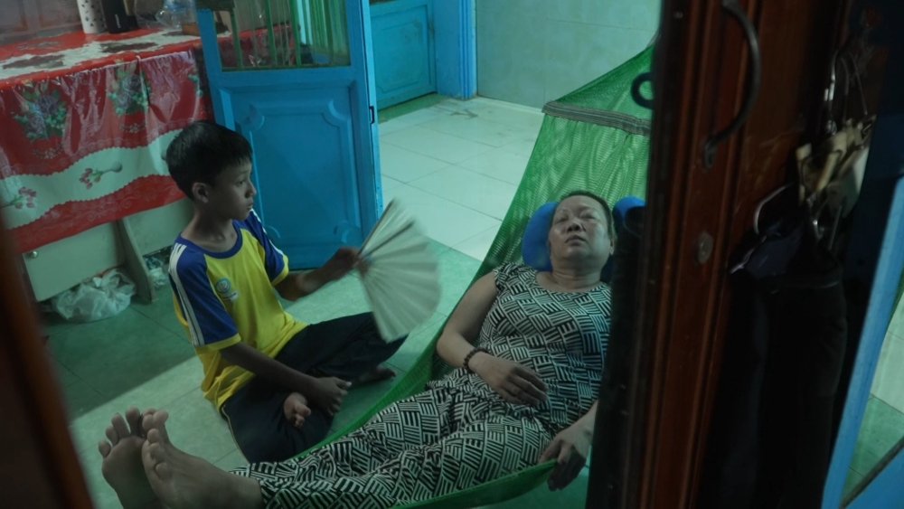 MC Thanh Thảo bật khóc trước cậu bé lớp 9 chăm mẹ ung thư giai đoạn cuối, thức giấc giữa đêm vì sợ mất mẹ