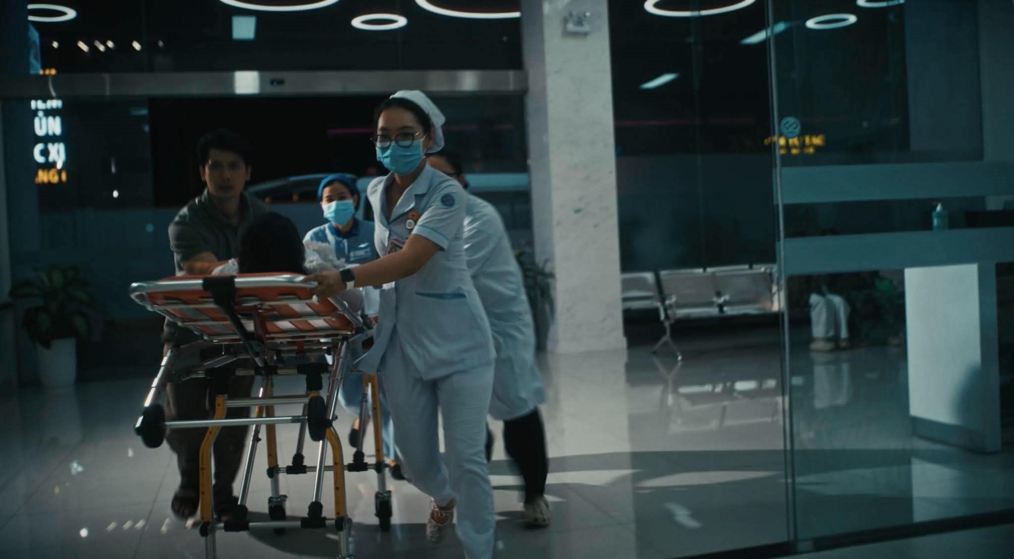 Đạo diễn phim “Ròm” tái hiện cuộc chạy đua giành sự sống cho mẹ và bé trong phim ngắn mới