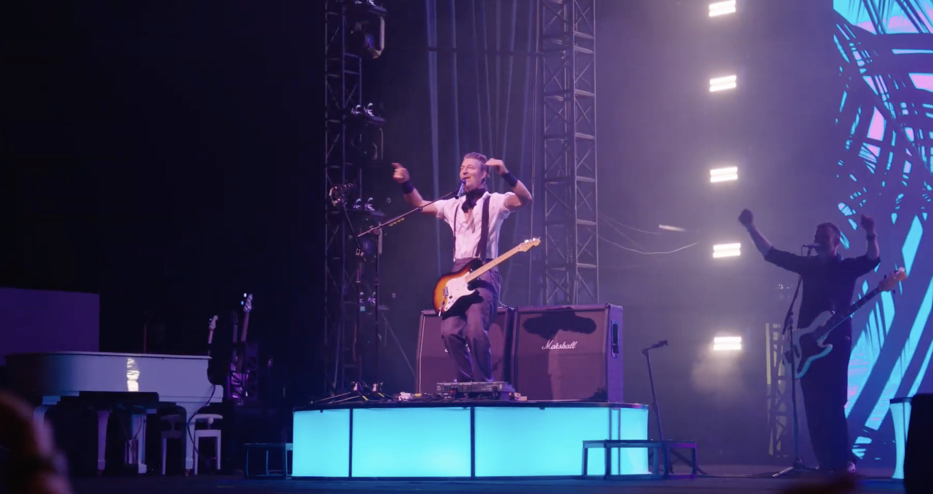 Hàng nghìn khán giả Hà Nội hát vang những bản hit bất hủ cùng Michael Learns To Rock