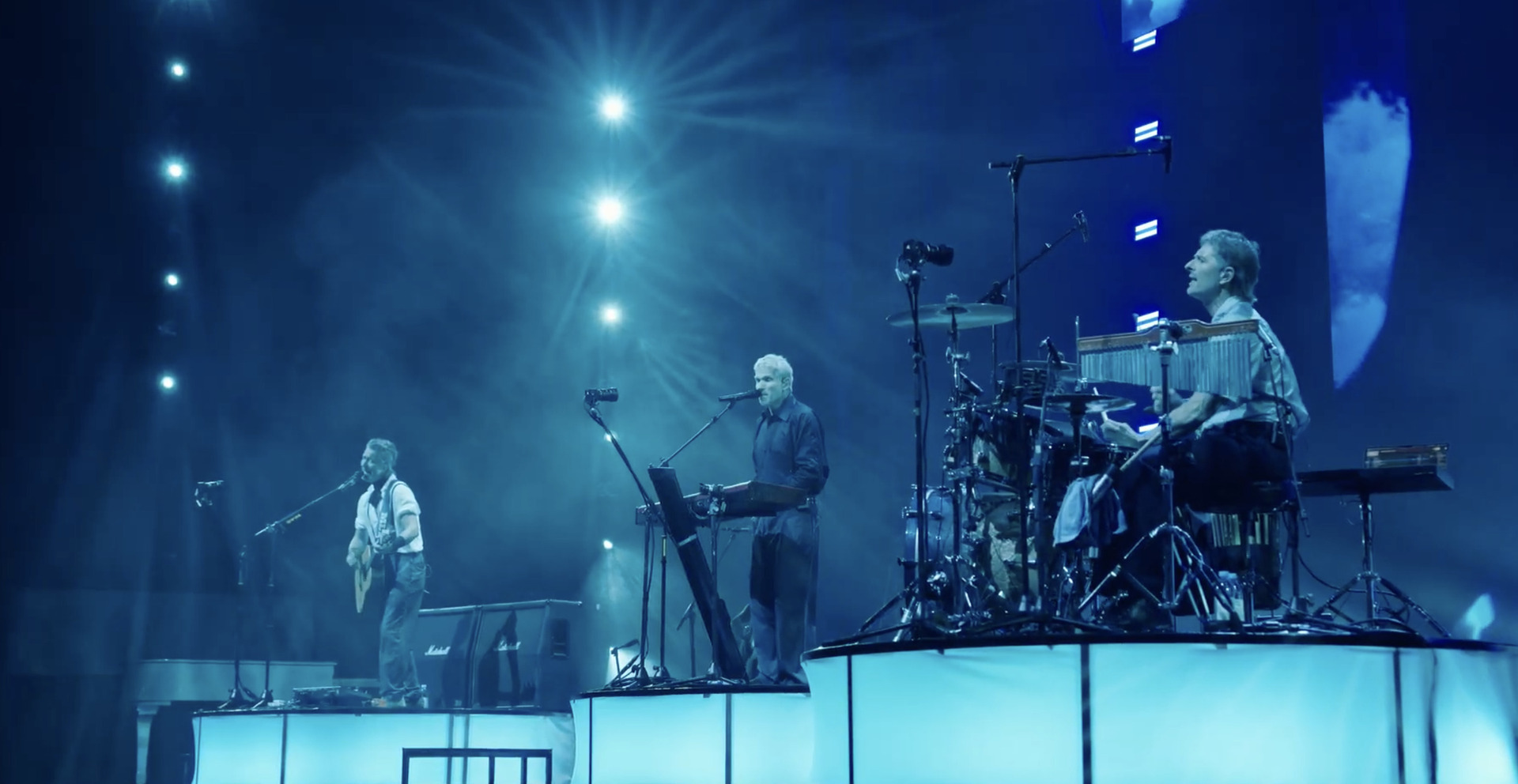 Hàng nghìn khán giả Hà Nội hát vang những bản hit bất hủ cùng Michael Learns To Rock