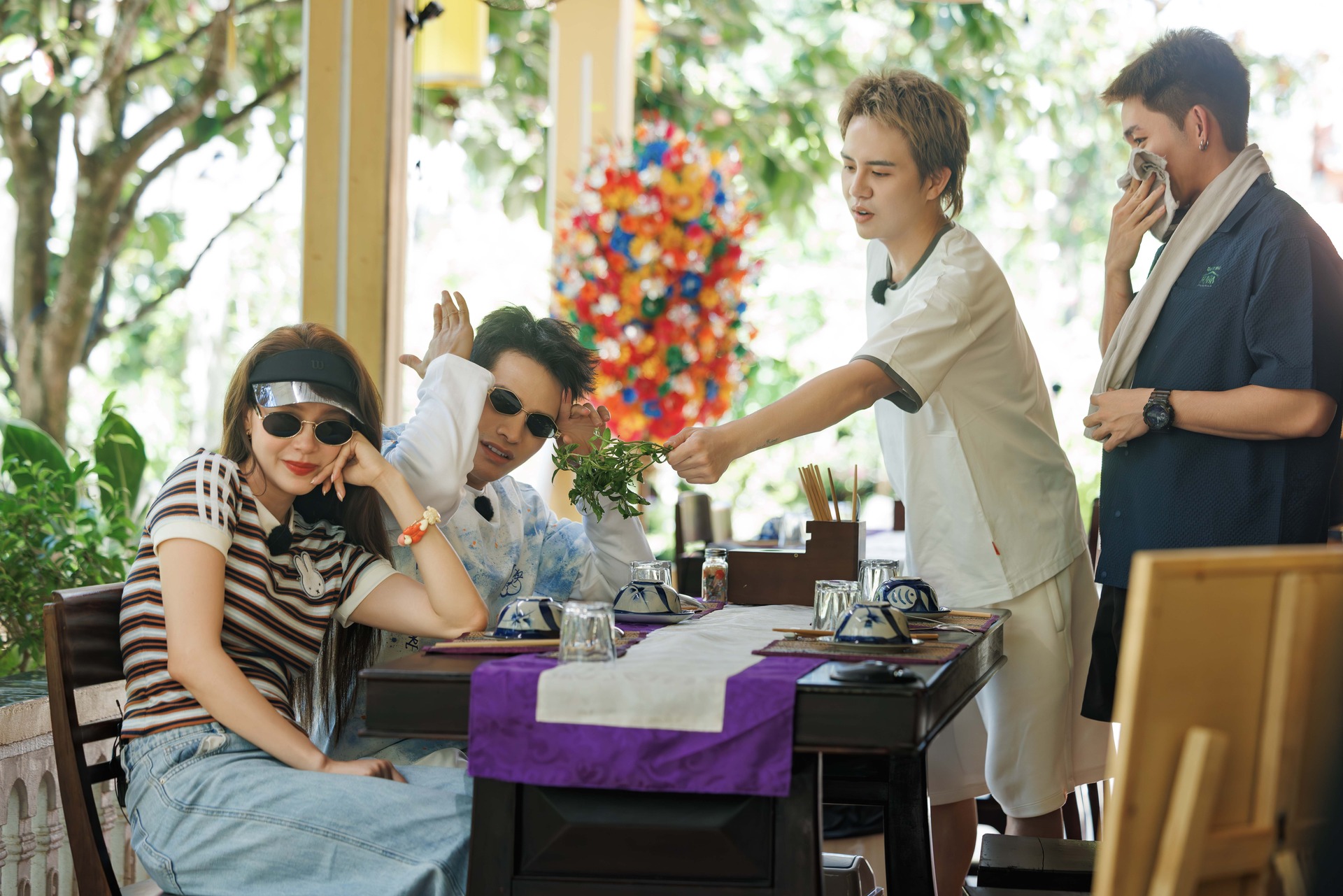 Minh Hằng và Quốc Thiên bất ngờ xuất hiện, khiến dàn cast “Quán Nhà Haha” ngỡ ngàng