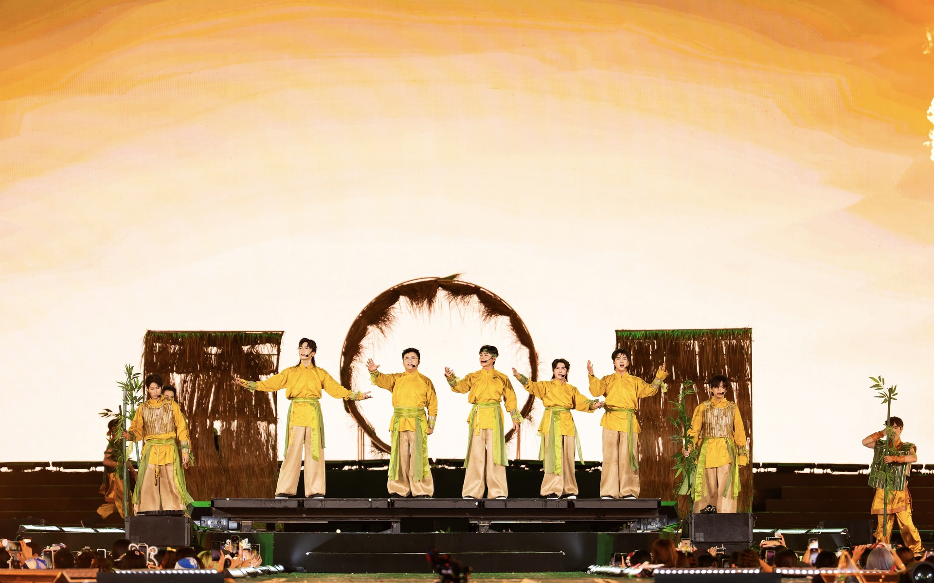 Hà An Huy và Phùng Minh Cương gây chú ý với màn trình diễn trên không tại concert “Anh Trai Vượt Ngàn Chông Gai 2026”