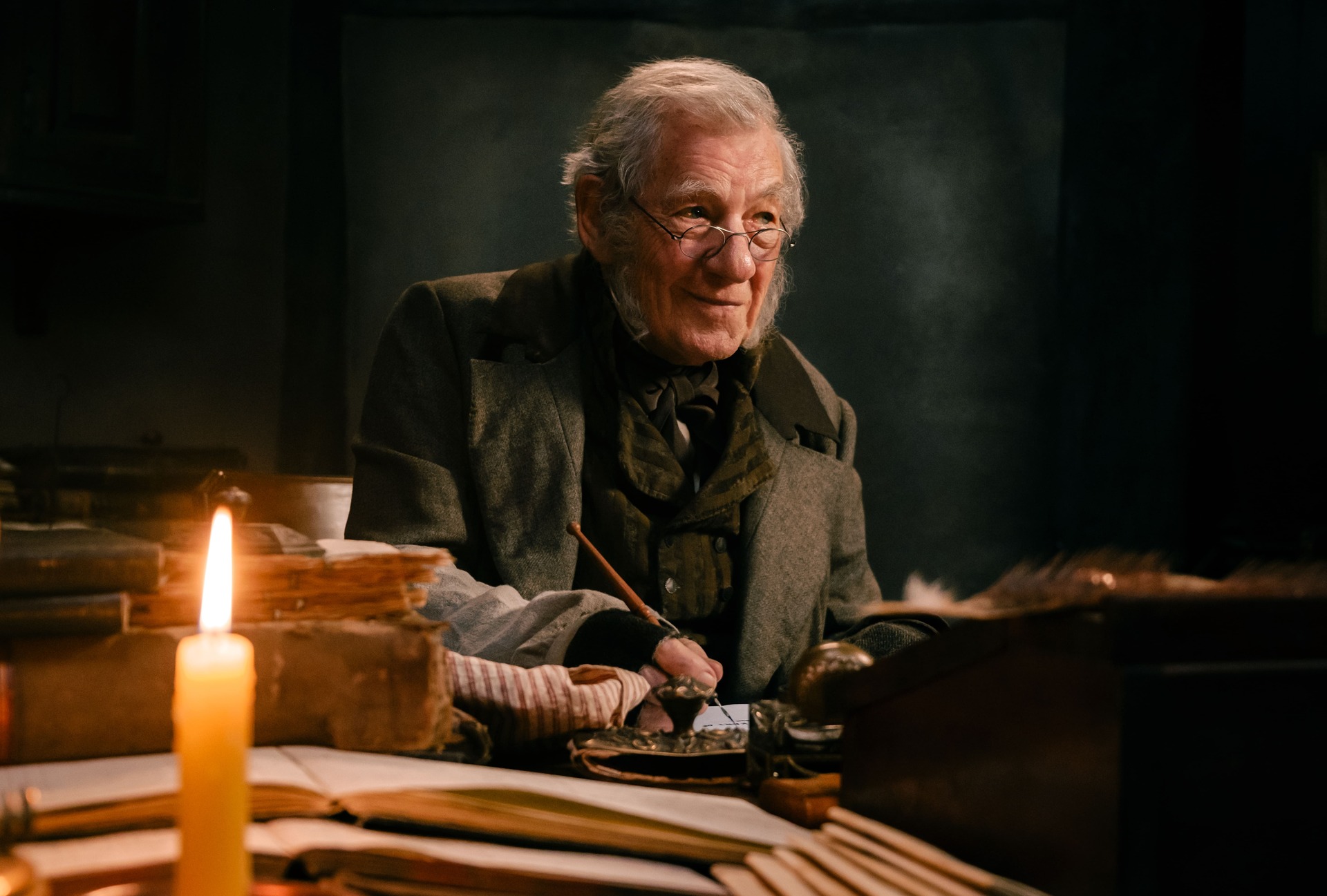 Johnny Depp trở lại màn ảnh, tái hiện lão già hà tiện nổi tiếng của Charles Dickens