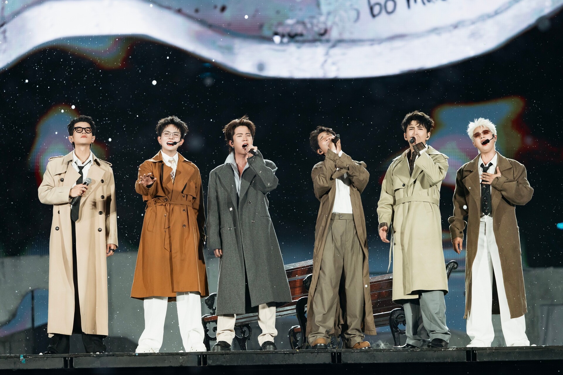 Concert "Anh Trai Vượt Ngàn Chông Gai 2026": Cheng bật khóc trước biển người hâm mộ sau sự cố ngất xỉu ở đêm diễn đầu tiên