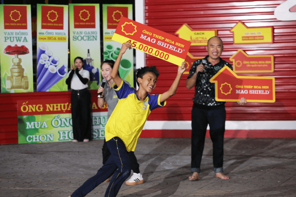 MC Thanh Thảo bật khóc trước cậu bé lớp 9 chăm mẹ ung thư giai đoạn cuối, thức giấc giữa đêm vì sợ mất mẹ