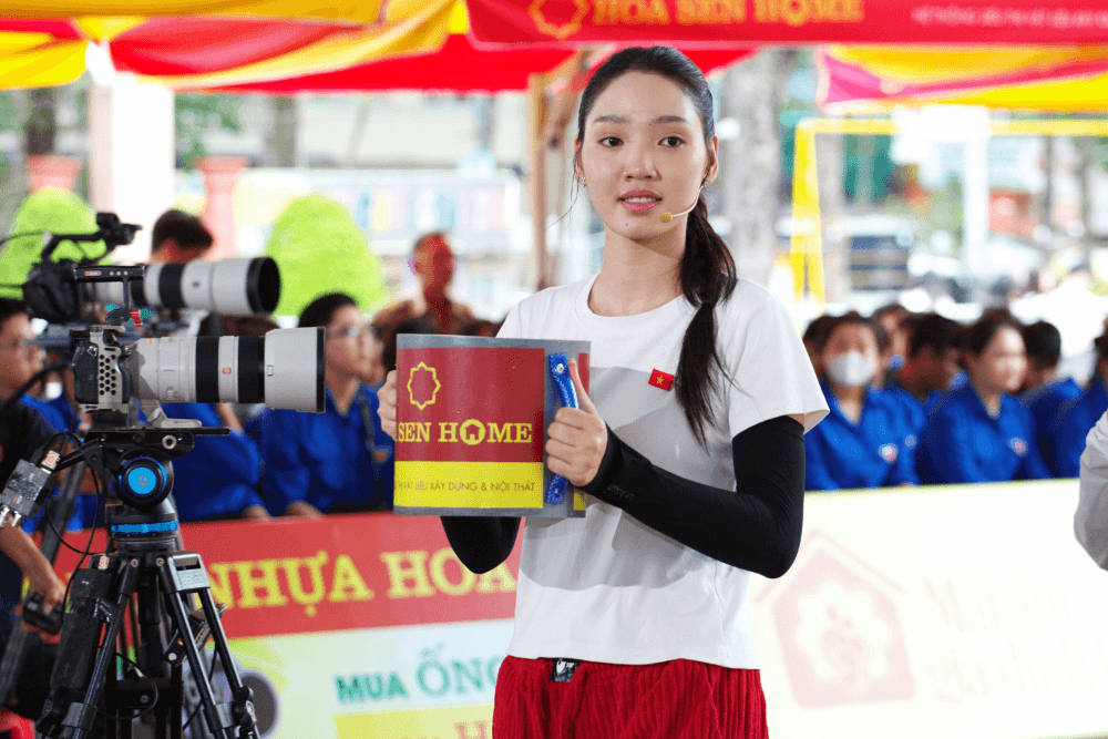 Đoàn Minh Anh bật khóc khi cậu bé mồ côi nhắc về cha mẹ, Phát Huy T4 xúc động trước nghị lực của em