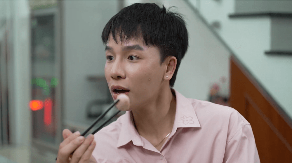 Nam Khánh đưa Kan Hy đến quán ăn gia truyền 50 năm giữa lòng TP.HCM, khám phá món lẩu tam tinh độc đáo