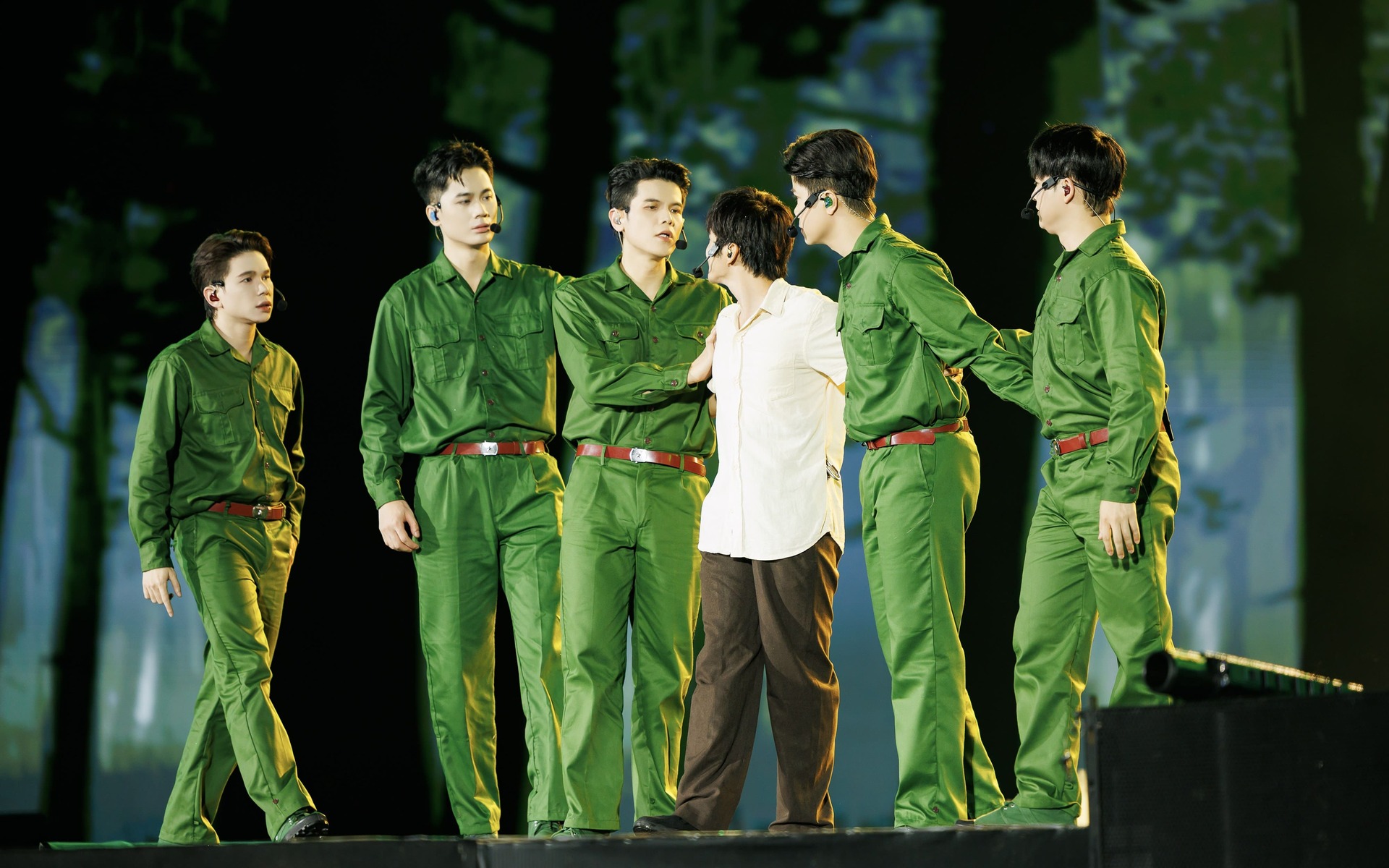 Hà An Huy và Phùng Minh Cương gây chú ý với màn trình diễn trên không tại concert “Anh Trai Vượt Ngàn Chông Gai 2026”