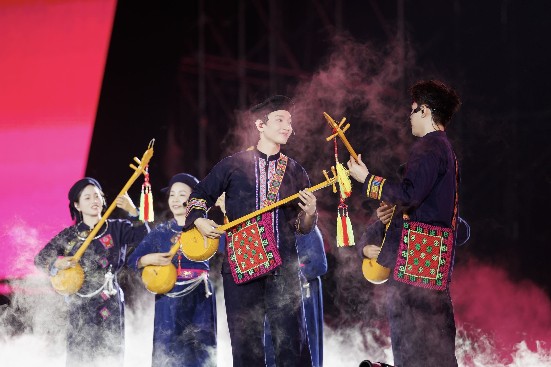 Hà An Huy và Phùng Minh Cương gây chú ý với màn trình diễn trên không tại concert “Anh Trai Vượt Ngàn Chông Gai 2026”