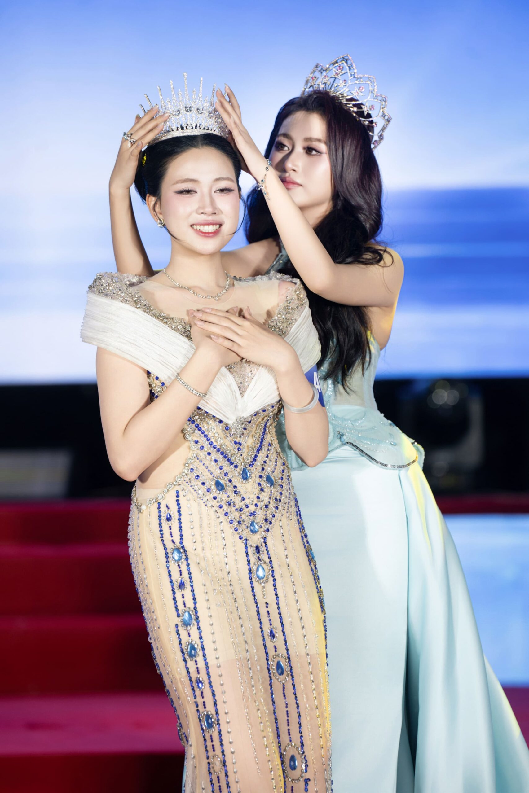 Hoa hậu Ngô Thị Trâm Anh xúc động trao lại vương miện Hoa khôi Sinh viên Thanh lịch sau hai năm đương nhiệm
