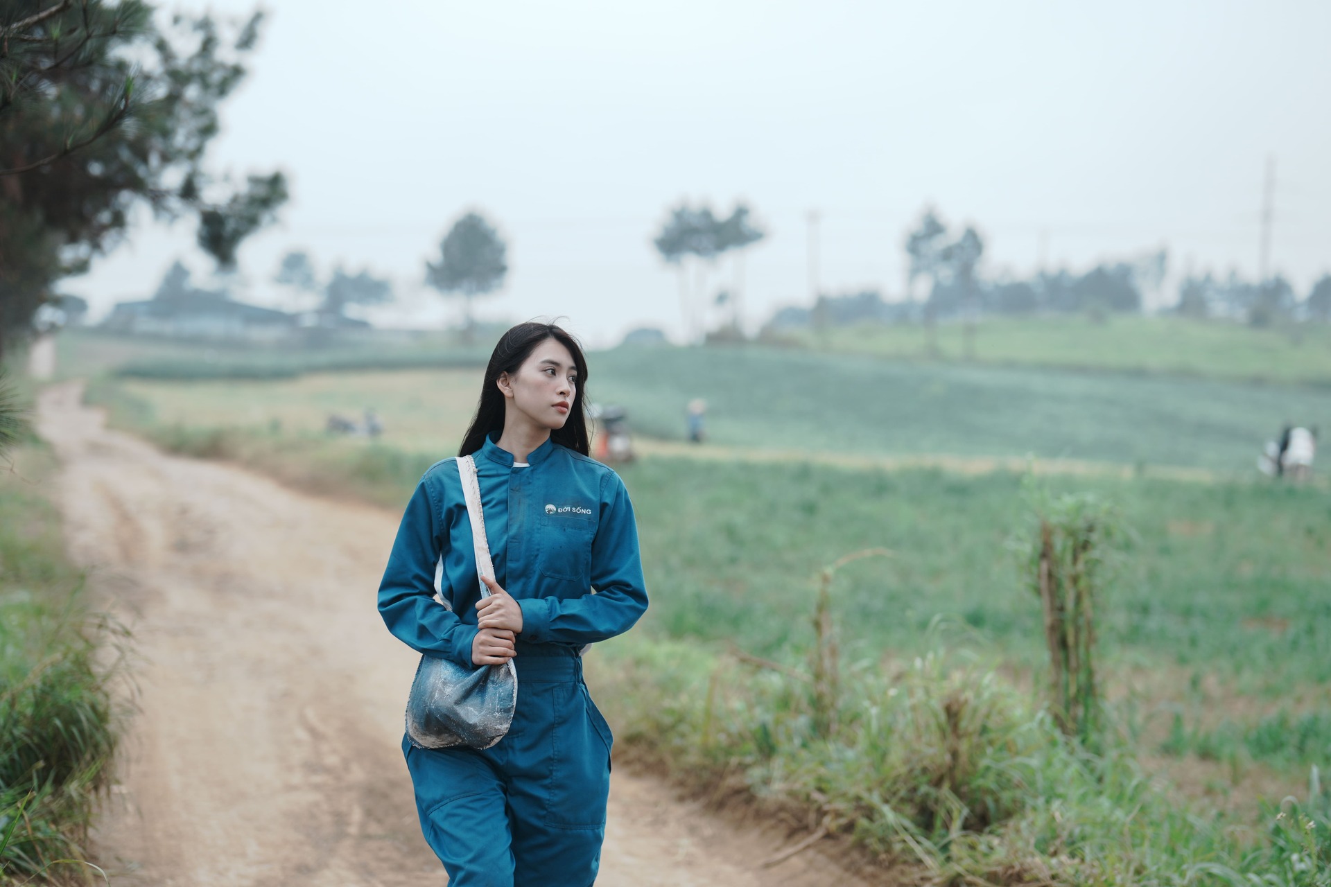 “Lỡ thương nhau”: Nguyễn Hùng mang không khí đám cưới thập niên 1990 vào nhạc phim “Bò sữa bay”