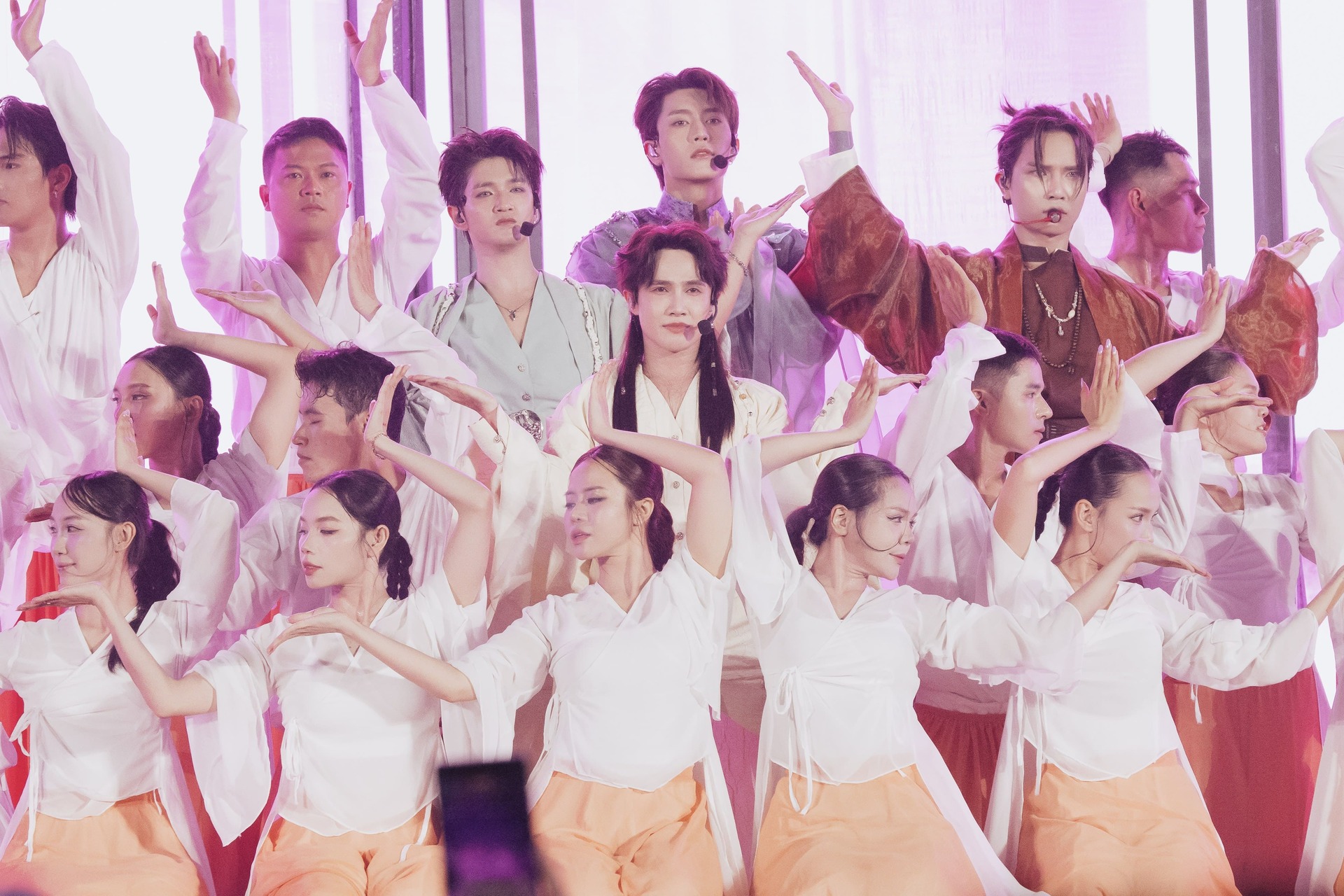 Hà An Huy và Phùng Minh Cương gây chú ý với màn trình diễn trên không tại concert “Anh Trai Vượt Ngàn Chông Gai 2026”